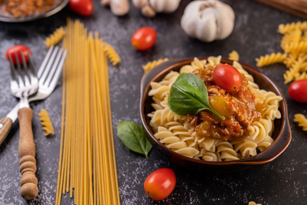 Frisch gekochte Pasta mit Tomatensauce, Basilikum und Cherry-Tomaten als Teil des Speiseplans der Tagespflege in Kassel